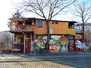 Baumhaus an der Mauer