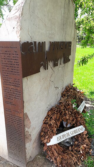 Monolito en recuerdo de las victimas del campo de concentración de Los Almendros