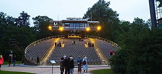 Freilichttheater mit drehbarer Tribüne