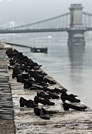 Schuhe am Donauufer